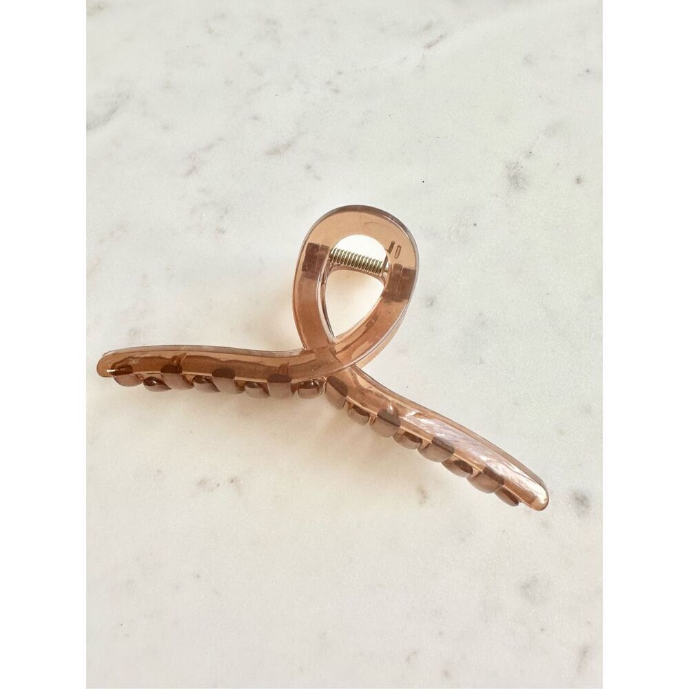 Brown minimalistic twist hair claw